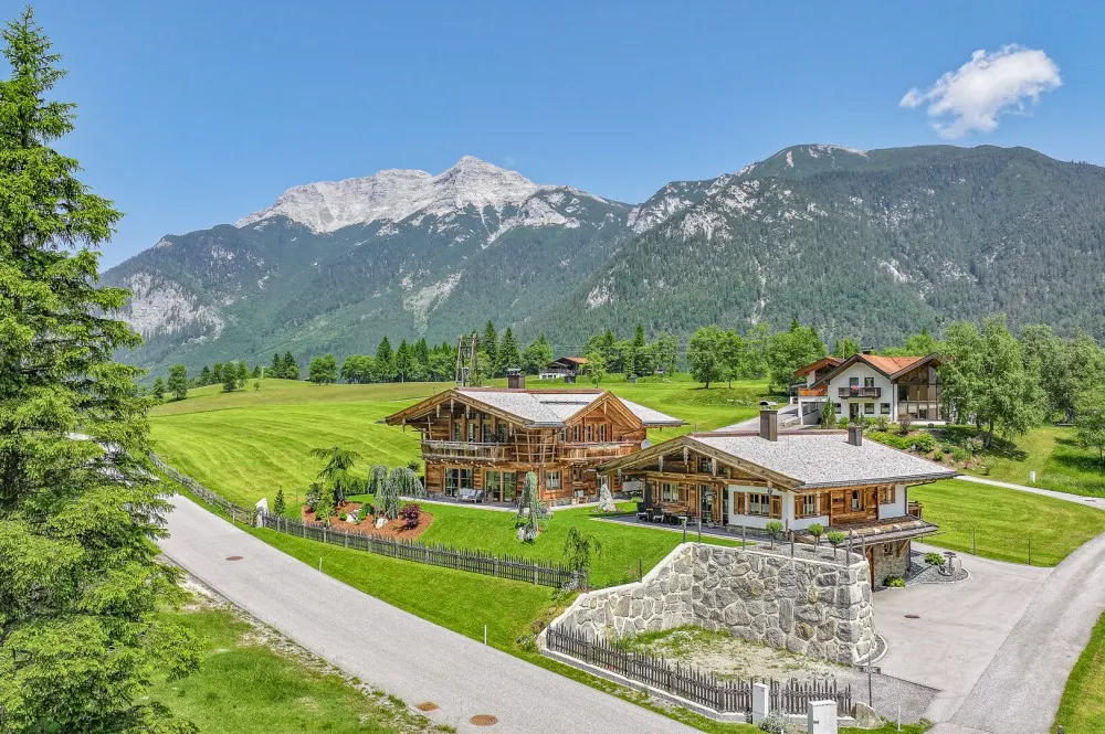 KITZIMMO-Zwei Luxuschalets mit Panoramablick in Top-Ruhelage kaufen - Immobilien Steinberg Tirol.
