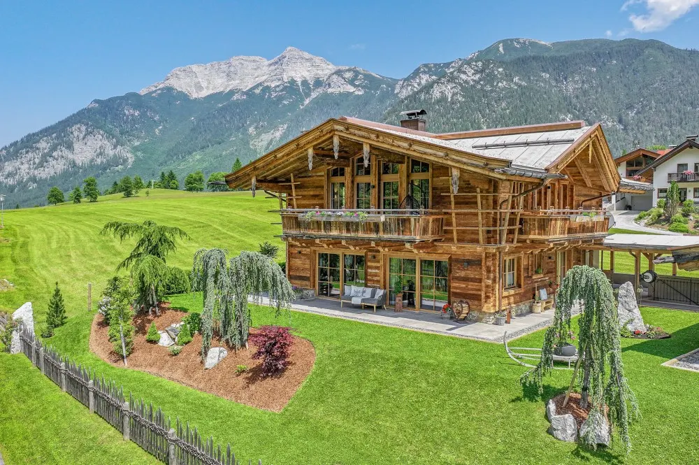 KITZIMMO-Zwei Luxuschalets mit Panoramablick in Top-Ruhelage kaufen - Immobilien Steinberg Tirol.