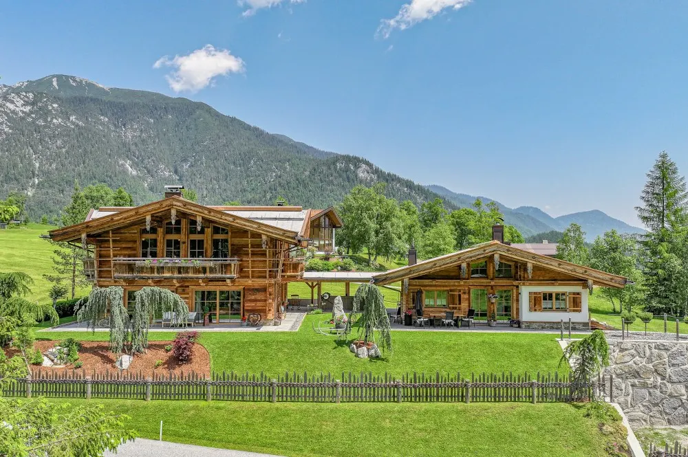 KITZIMMO-Zwei Luxuschalets mit Panoramablick in Top-Ruhelage kaufen - Immobilien Steinberg Tirol.