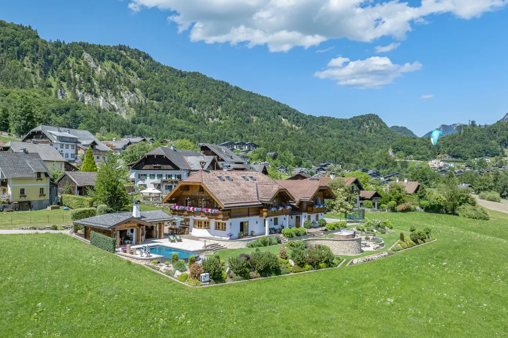 KITZIMMO-Einzigartige Landhausvilla mit Pool und unverbaubarem Seeblick - Immobilien St. Gilgen.