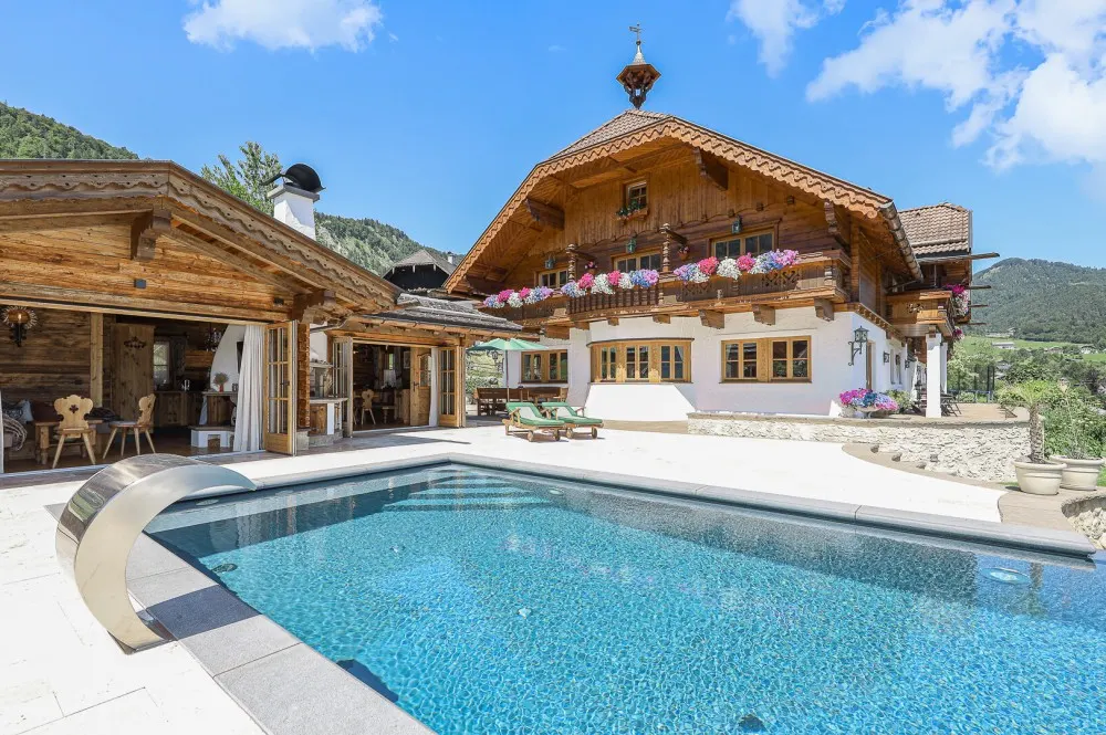 KITZIMMO-Einzigartige Landhausvilla mit Pool und unverbaubarem Seeblick - Immobilien St. Gilgen.