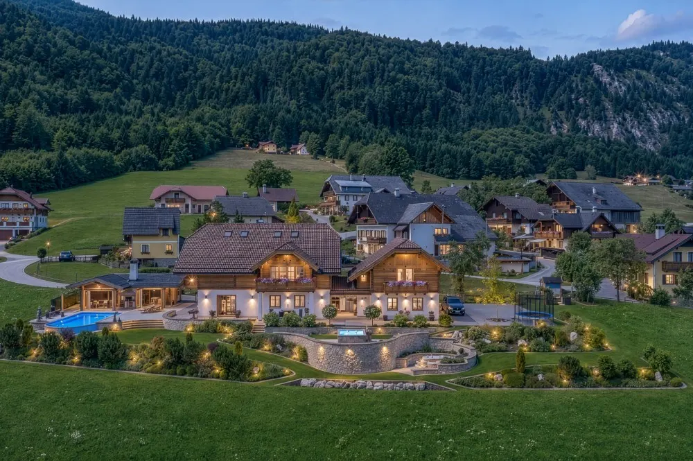 KITZIMMO-Einzigartige Landhausvilla mit Pool und unverbaubarem Seeblick - Immobilien St. Gilgen.