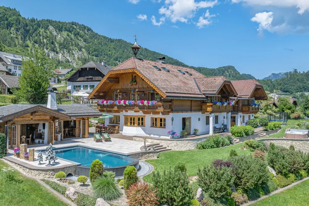 KITZIMMO-Einzigartige Landhausvilla mit Pool und unverbaubarem Seeblick - Immobilien St. Gilgen.