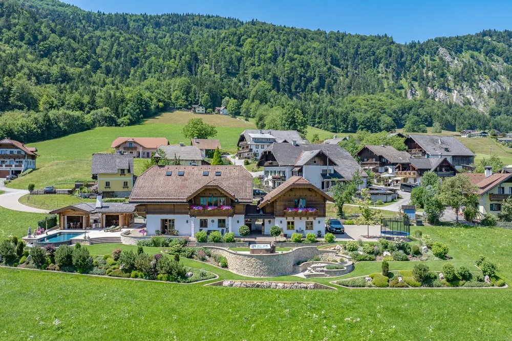 KITZIMMO-Einzigartige Landhausvilla mit Pool und unverbaubarem Seeblick - Immobilien St. Gilgen.