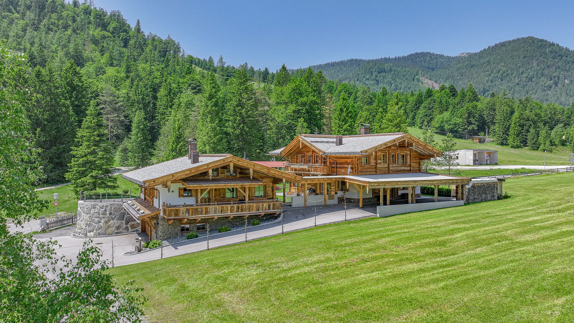 KITZIMMO-Zwei Luxuschalets mit Panoramablick in Top-Ruhelage kaufen - Immobilien Steinberg Tirol.