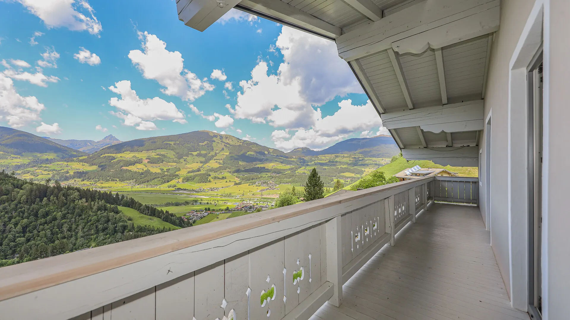 KITZIMMO-Hochwertiges Zweifamilienhaus in unverbaubarer Aussichtslage kaufen - Immobilien Hollersbach.