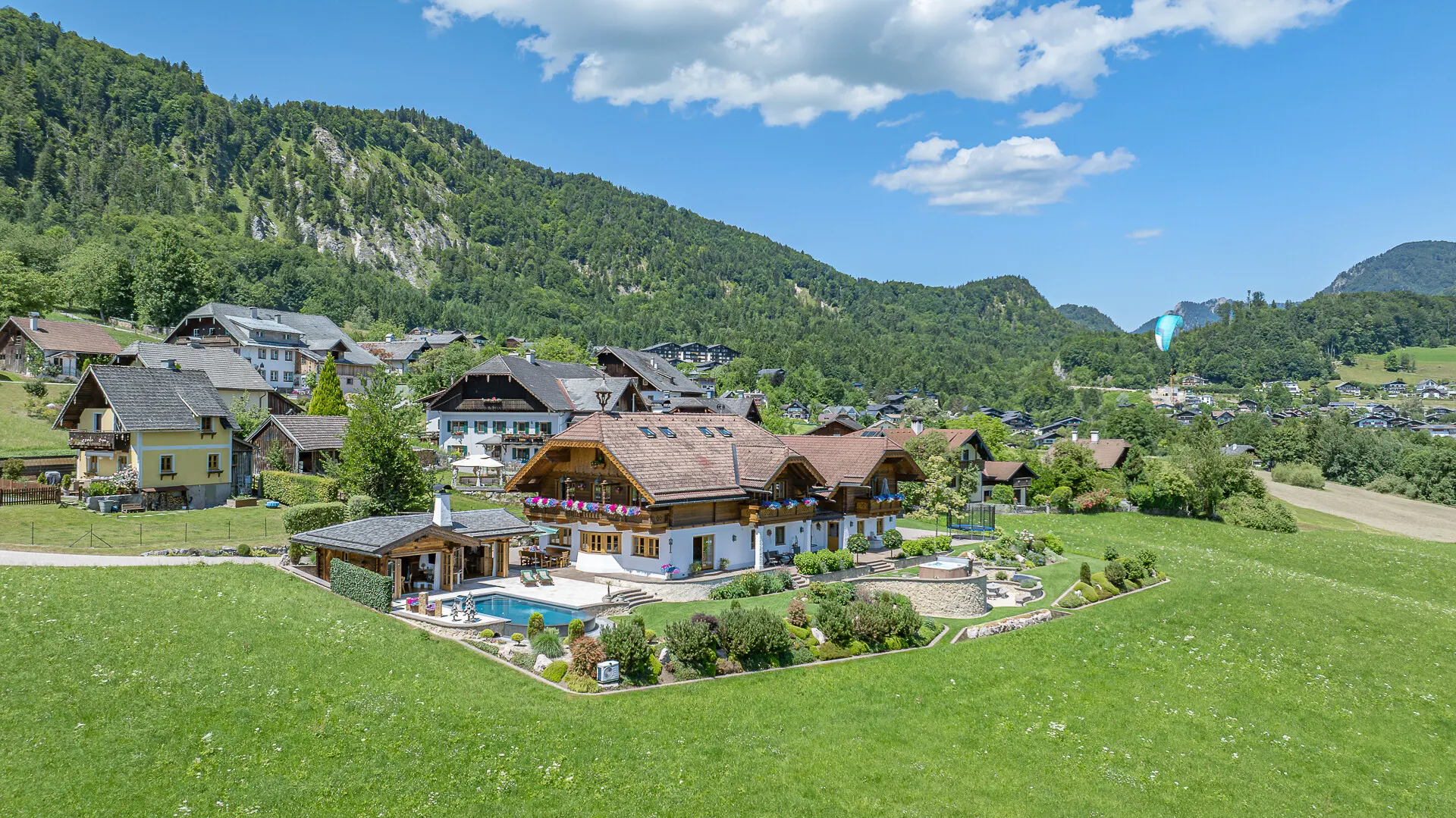 KITZIMMO-Einzigartige Landhausvilla mit Pool und unverbaubarem Seeblick - Immobilien St. Gilgen.