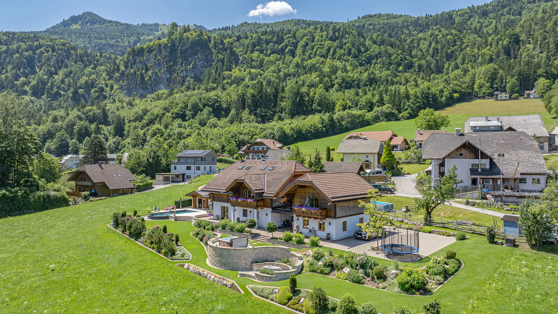KITZIMMO-Einzigartige Landhausvilla mit Pool und unverbaubarem Seeblick - Immobilien St. Gilgen.