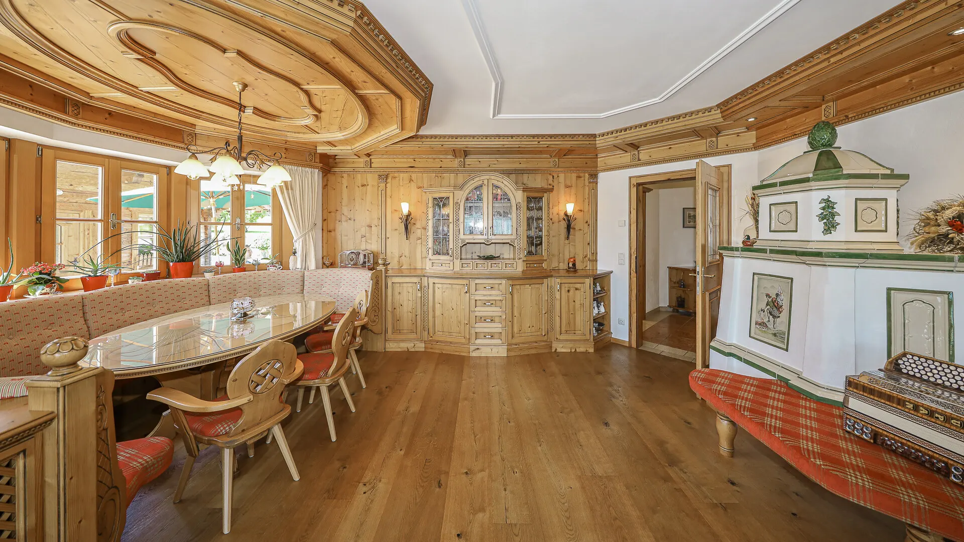 KITZIMMO-Einzigartige Landhausvilla mit Pool und unverbaubarem Seeblick - Immobilien St. Gilgen.