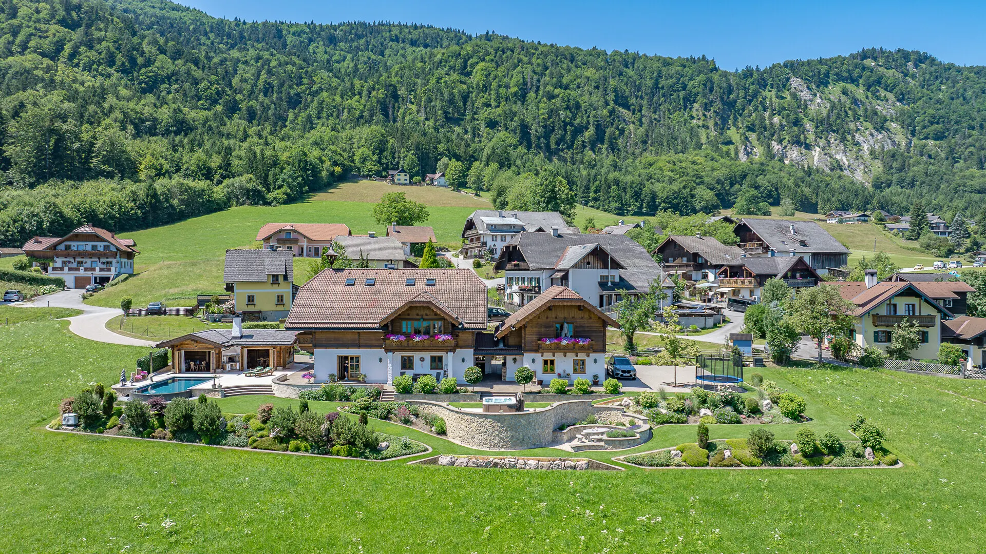 KITZIMMO-Einzigartige Landhausvilla mit Pool und unverbaubarem Seeblick - Immobilien St. Gilgen.